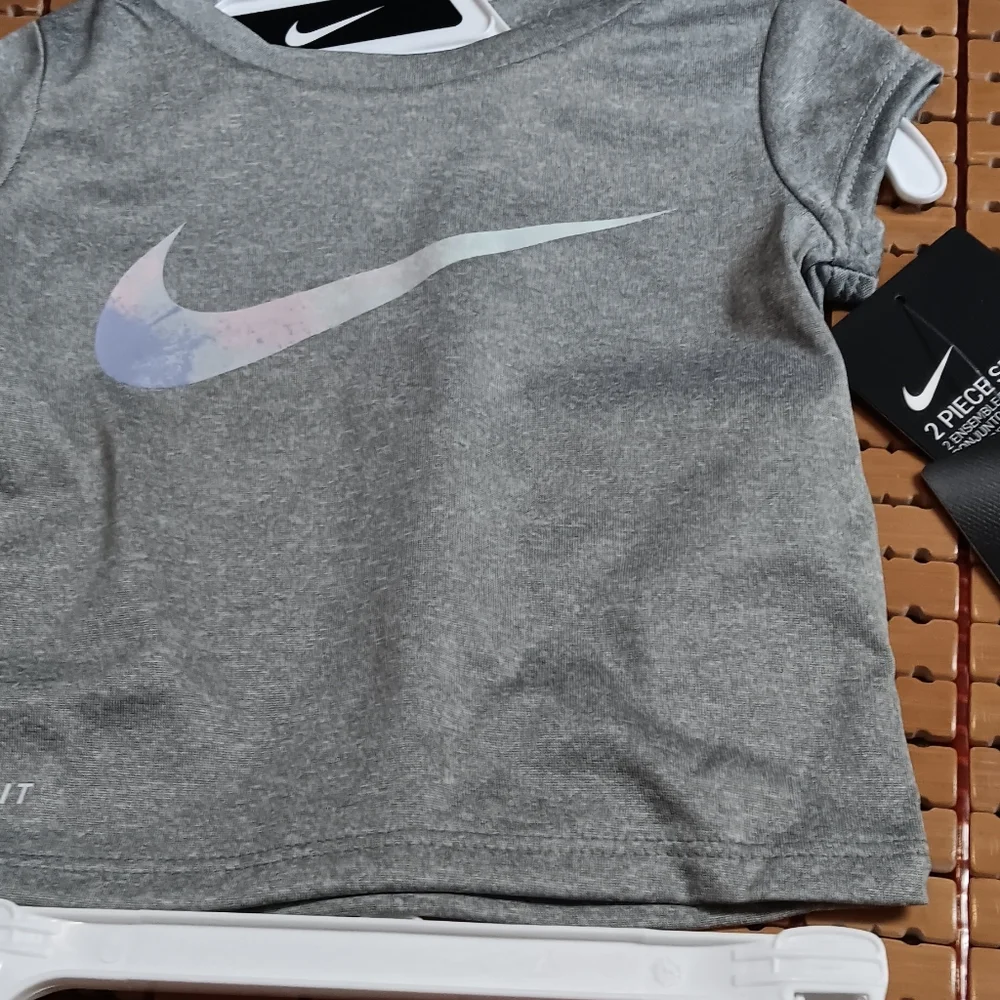 Nike Infant Girl’s Dri-Fit T-Shirt & Shorts Set (2-pieces) 18m nwt, pink